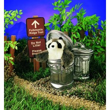 Wasbeer in vuilnisbak handpop