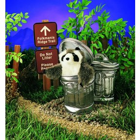 Wasbeer in vuilnisbak handpop