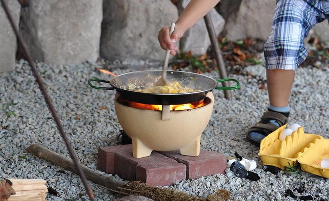 Paellapan (ruw staal) met 3 keramische pannenhouders bij het Dwergenvuur