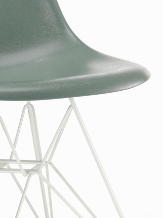 Vitra Eames Fiberglass side chair DSR - white base Vitra Eames Fiberglass side chair DSR - white base