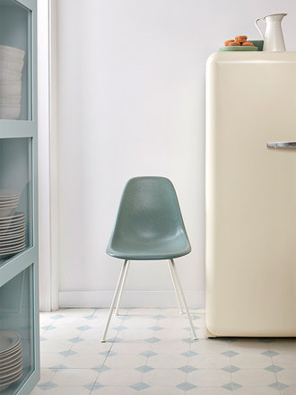 Vitra Eames Fiberglass side chair DSX - white base Vitra Eames Fiberglass side chair DSX - white base
