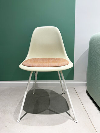 Vitra Ex-display Fiberglass side chair DSX