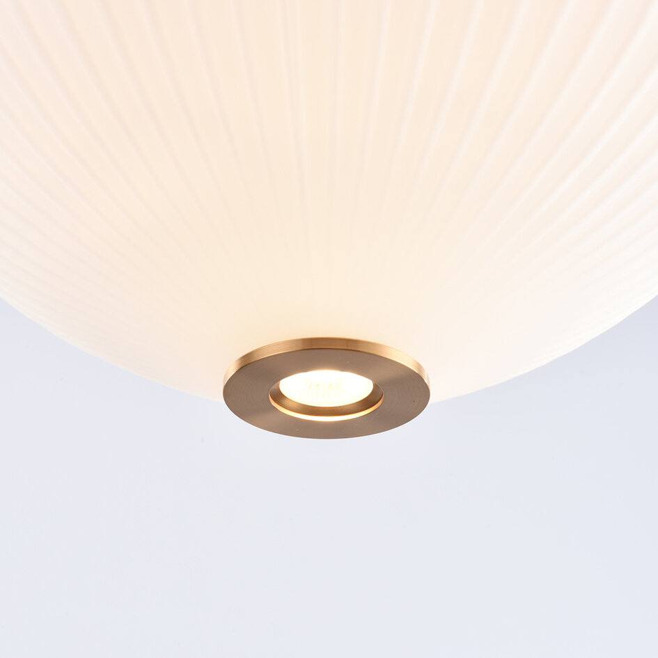 Hanglamp Mateja met melkwit glas en bronzen details - 3-staps dimbaar