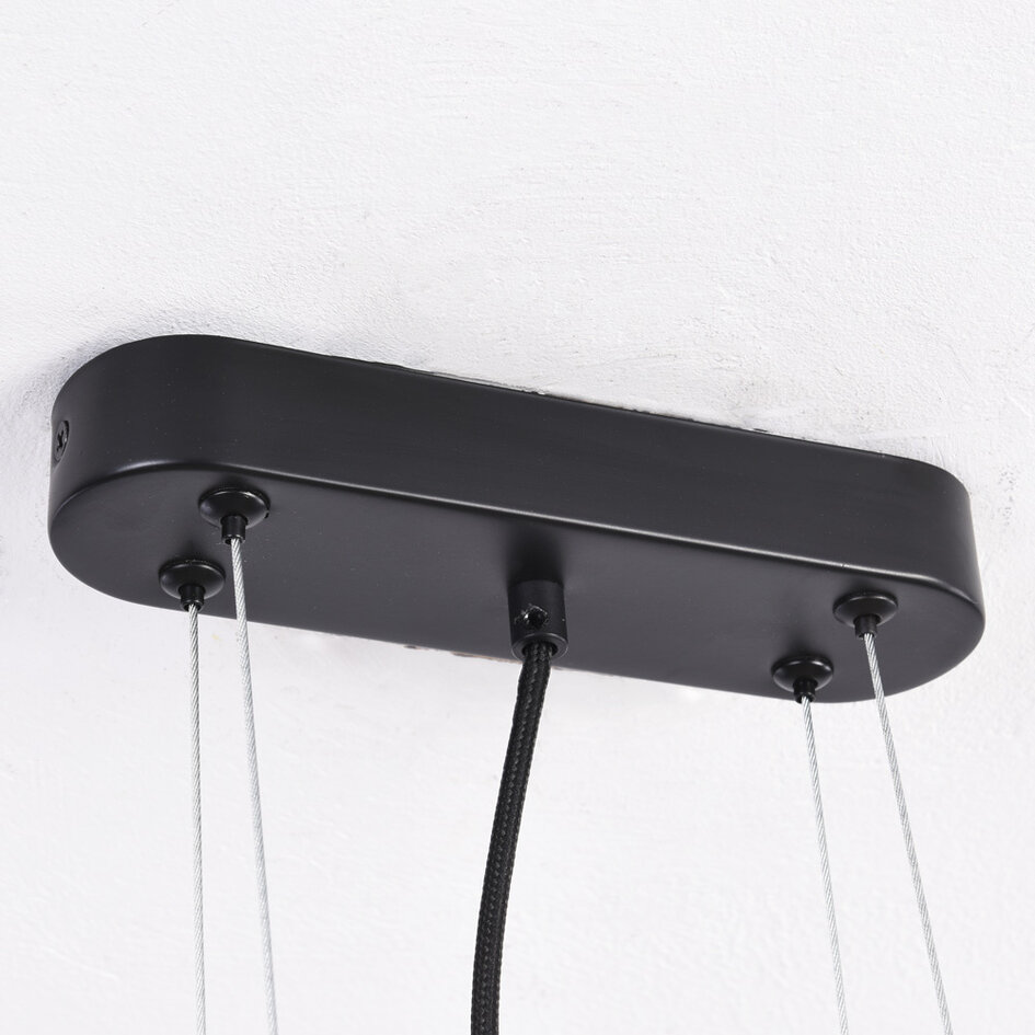 Zwarte hanglamp Sesto met gouden details