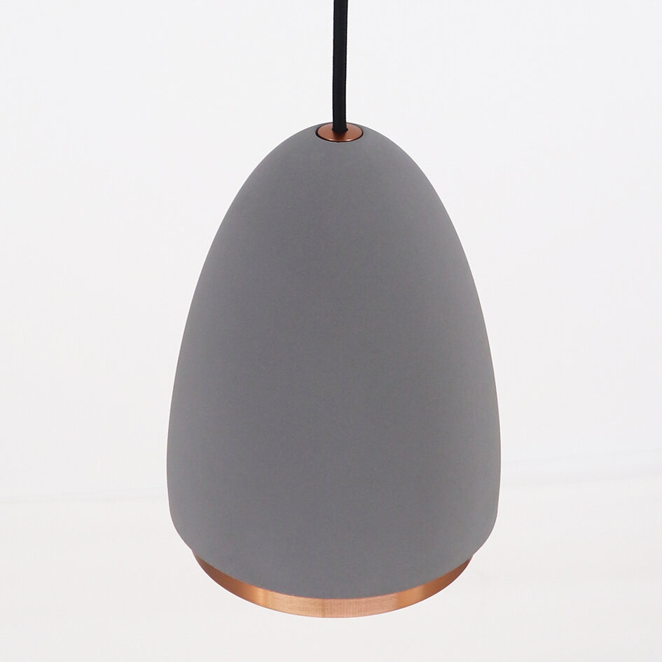 Moderne hanglamp Feis met beton en koperen rand