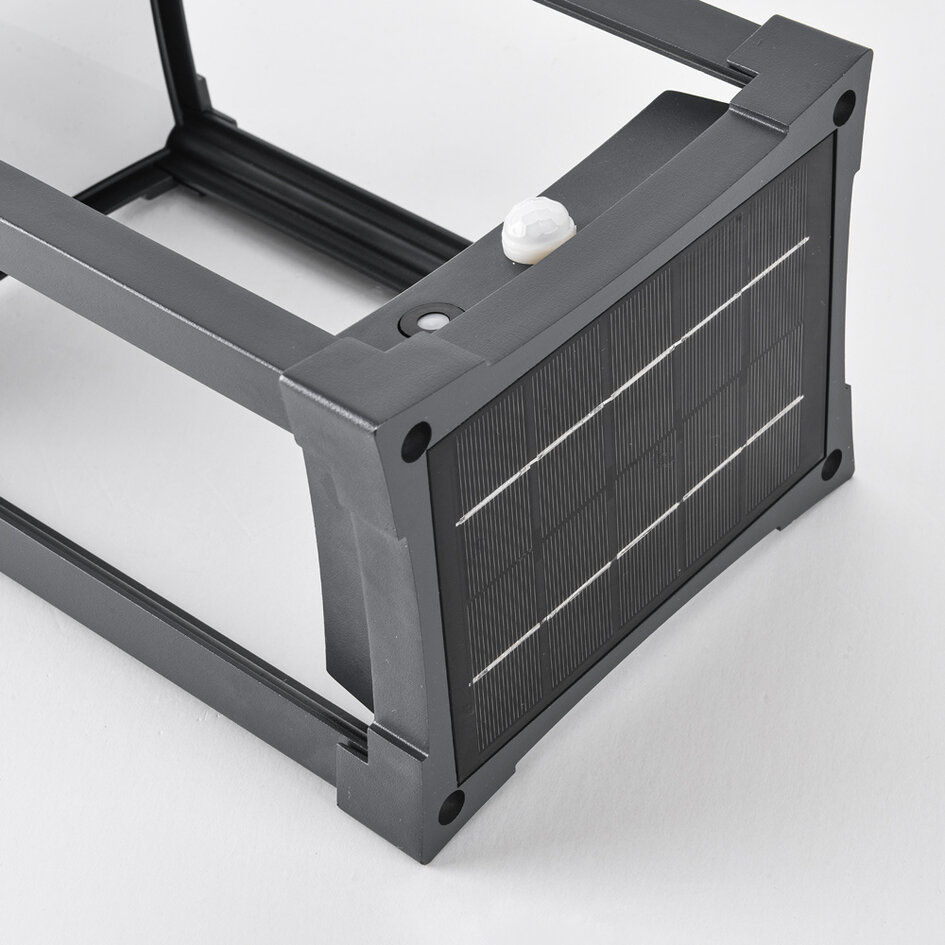Solar staande buitenlamp Janita met sensor - zwart met geïntegreerde LED
