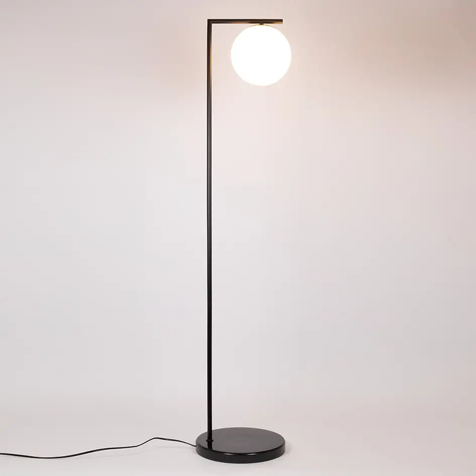 Moderne staande lamp Anello in zwart met melkwitte bol