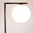 Moderne staande lamp Anello in zwart met melkwitte bol