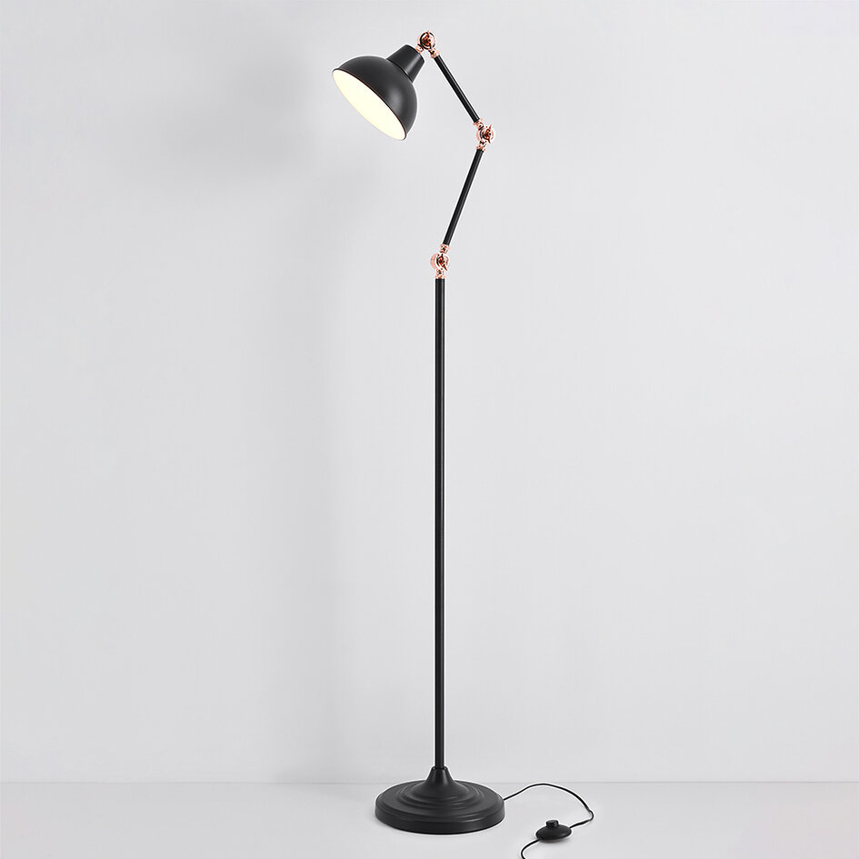 Kantelbare staande lamp Kyle in zwart met brons