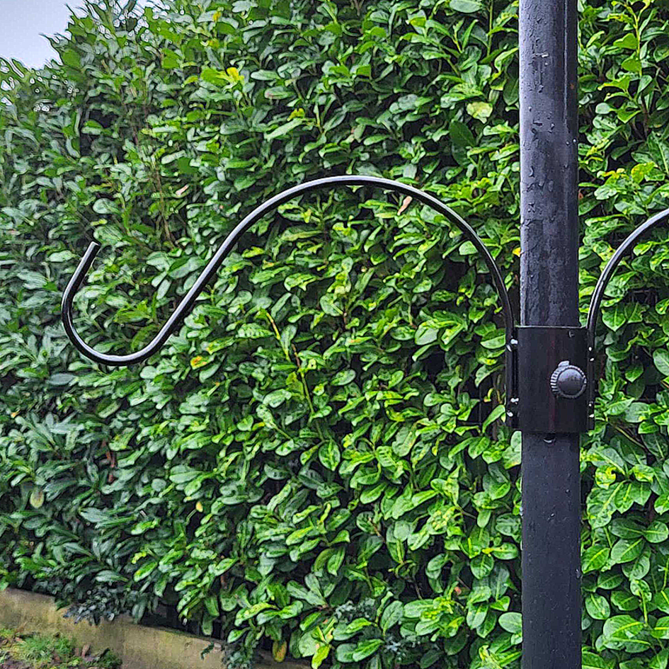 Metalen ring met ophanghaken voor palen