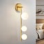3-lichts wandlamp Taj  - witte bollen en goud