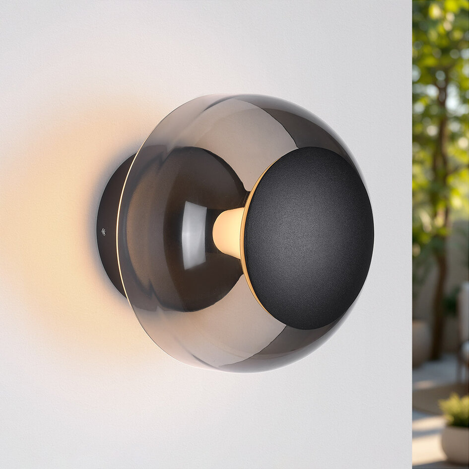 Wandlamp Jody met glazen bol en geïntegreerde LEDs
