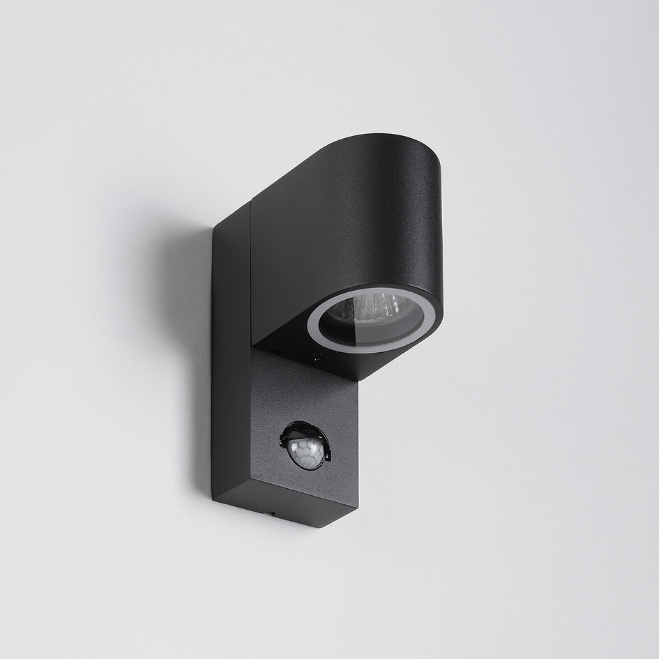 Moderne buitenwandlamp Kurt met sensor - zwart