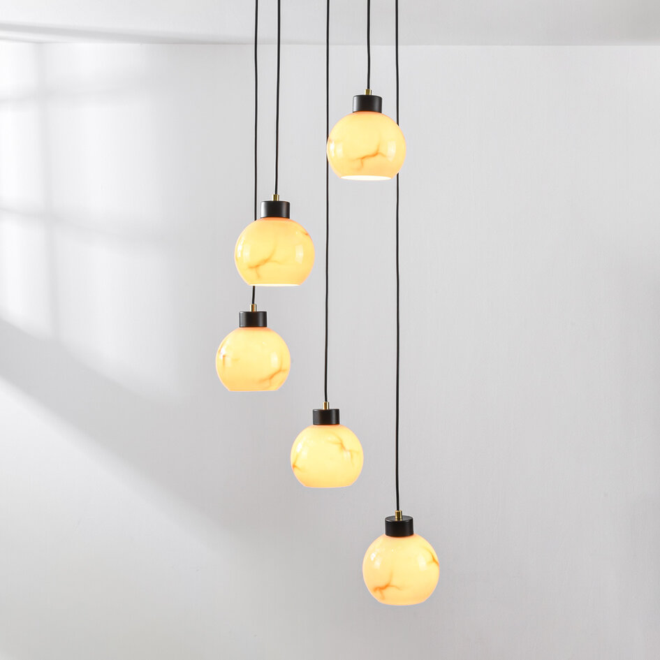 Moderne hanglamp Marmore mat zwart met marmerlook bollen, 5-lichts