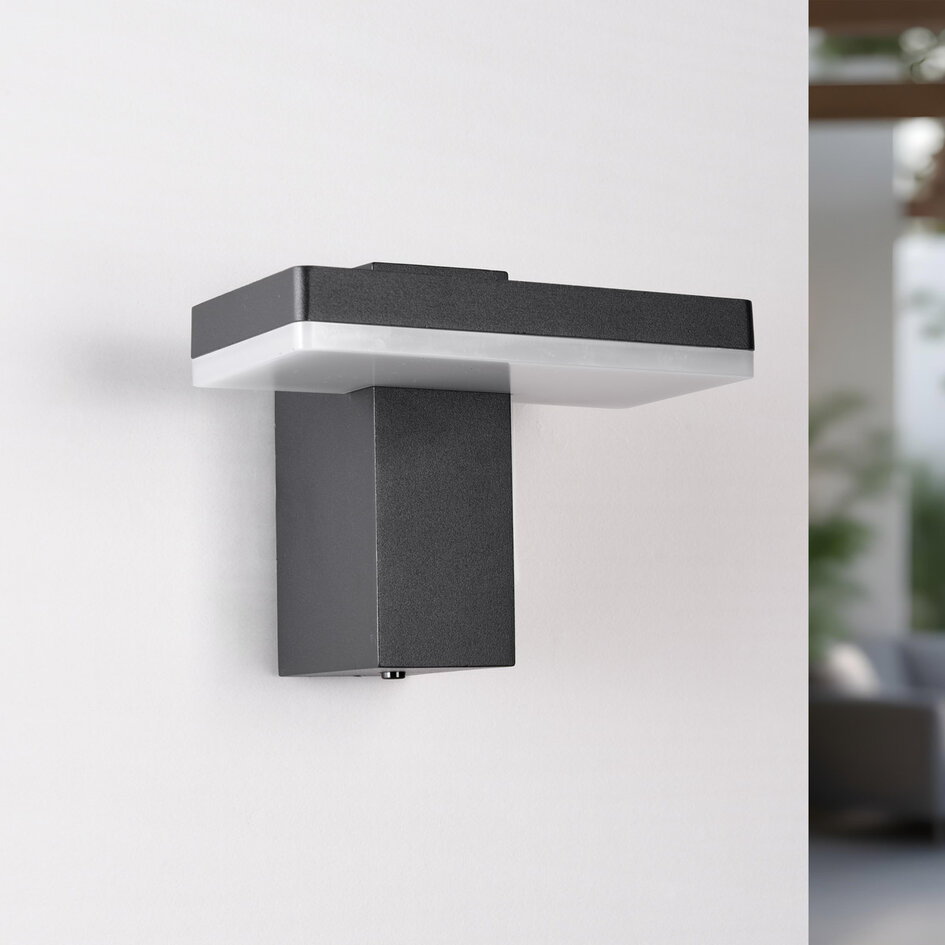 Zwarte wandlamp Roberto met schemersensor