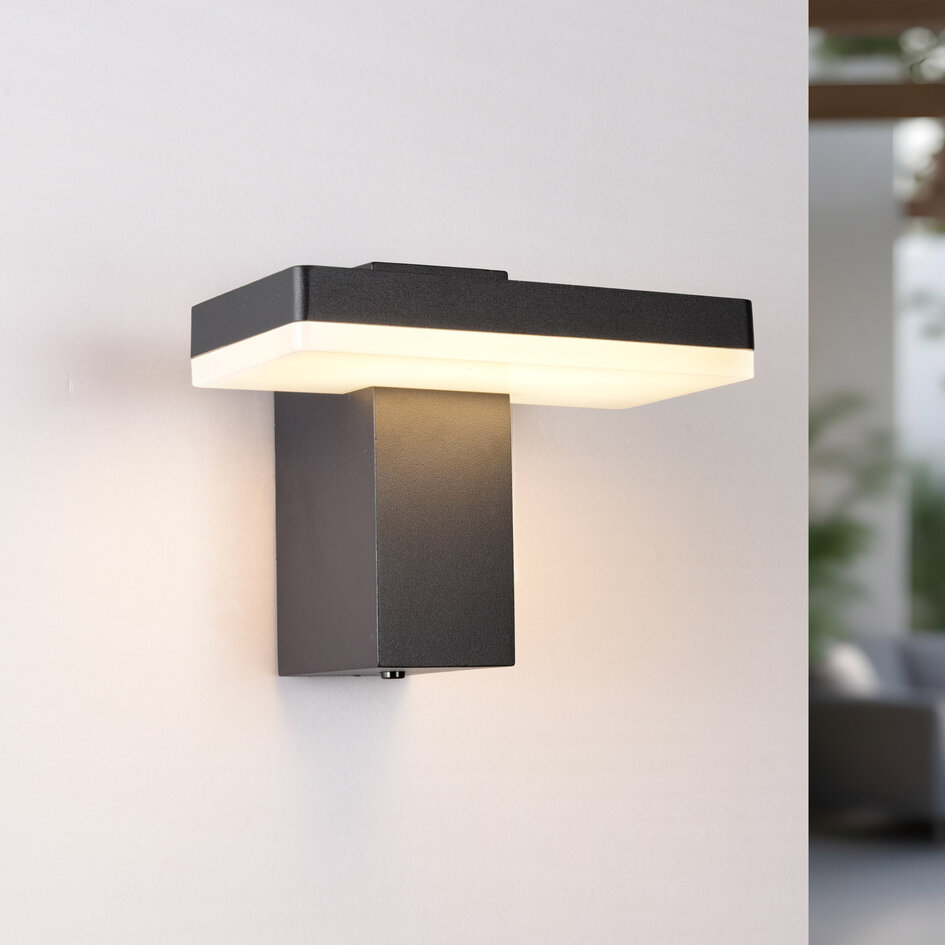 Zwarte wandlamp Roberto met schemersensor