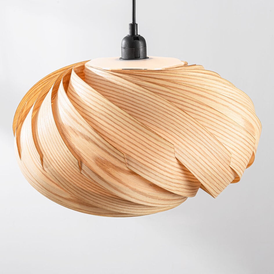 Design hanglamp Sorella met kap in lichtbruine houtlook