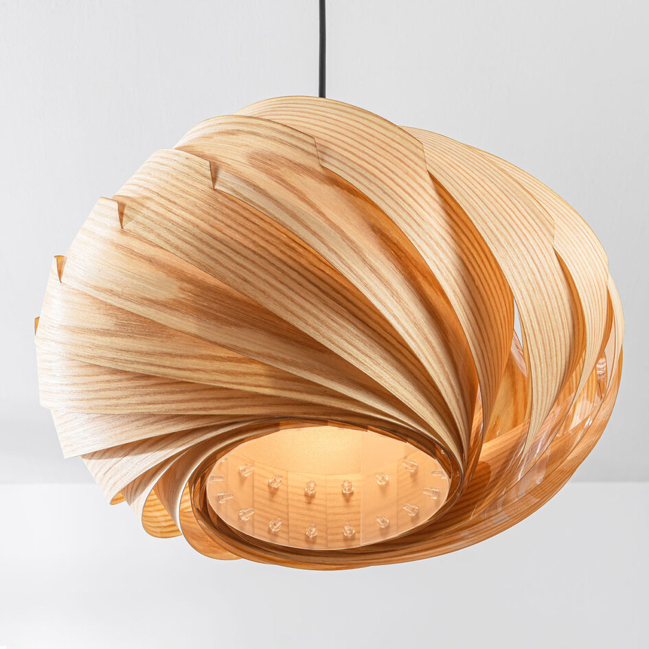 Design hanglamp Sorella met kap in lichtbruine houtlook
