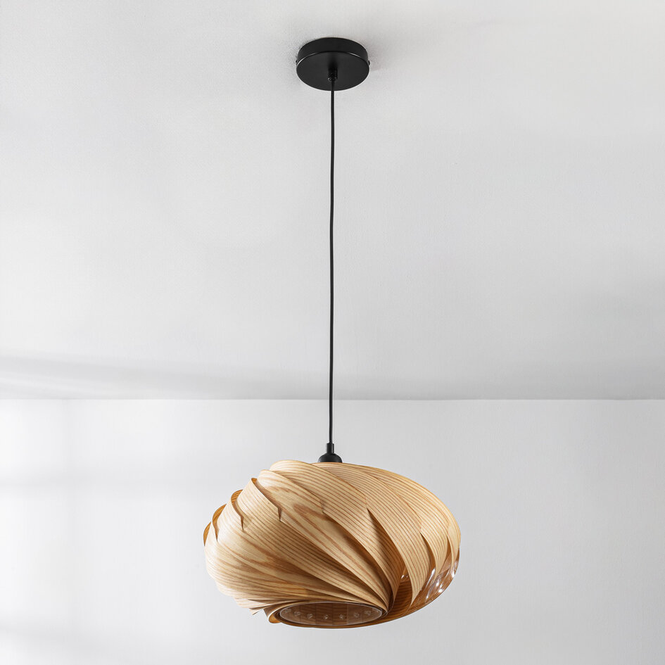 Design hanglamp Sorella met kap in lichtbruine houtlook