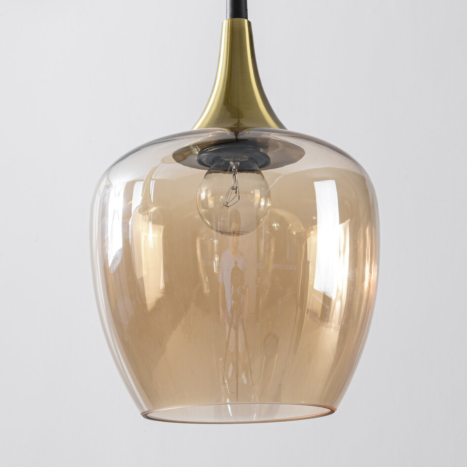 Moderne hanglamp Eloi met twee gouden GU10 spots en drie amber glazen kappen, 5-lichts
