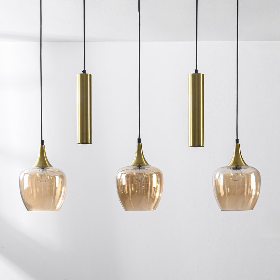 Moderne hanglamp Eloi met twee gouden GU10 spots en drie amber glazen kappen, 5-lichts