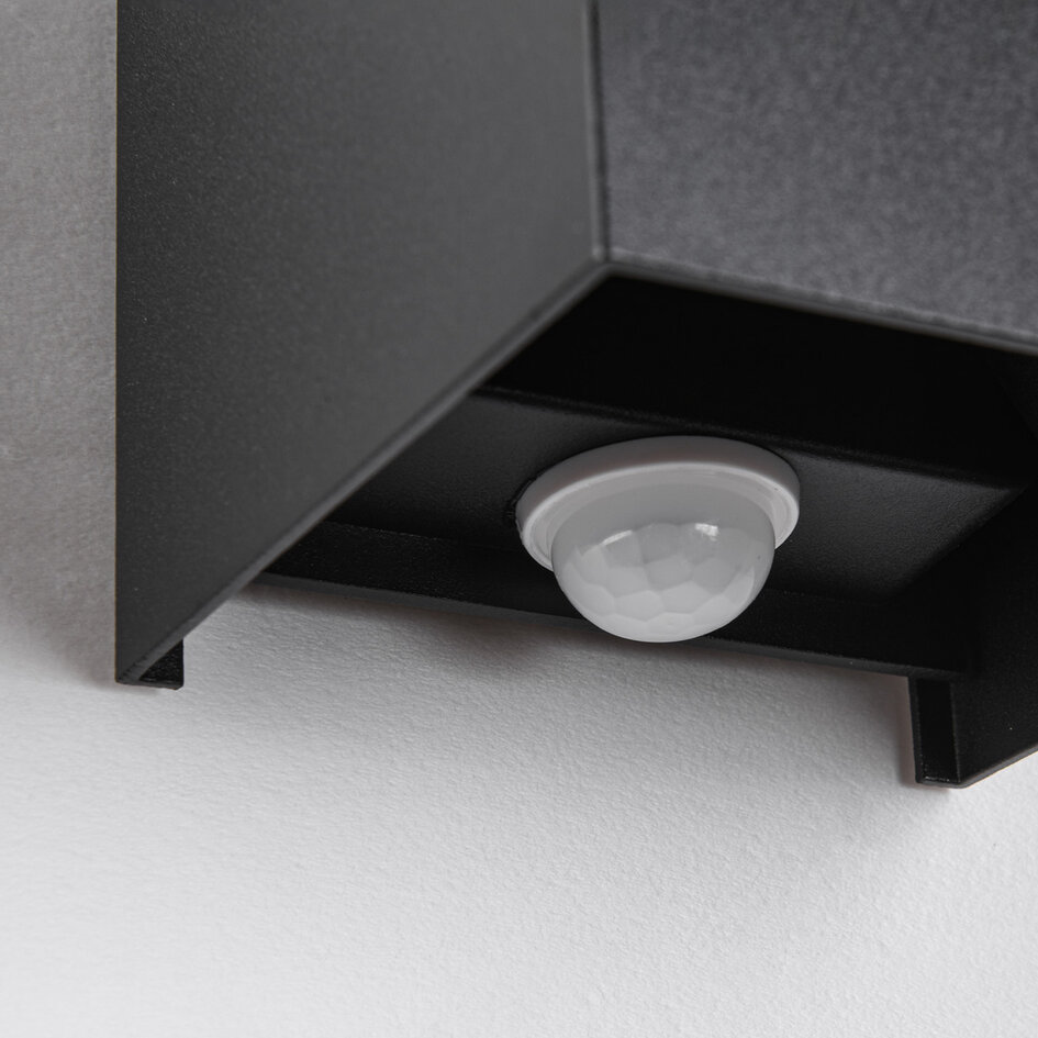 Moderne vierkante buitenlamp Daniel zwart met bewegings- en dag/nacht sensor