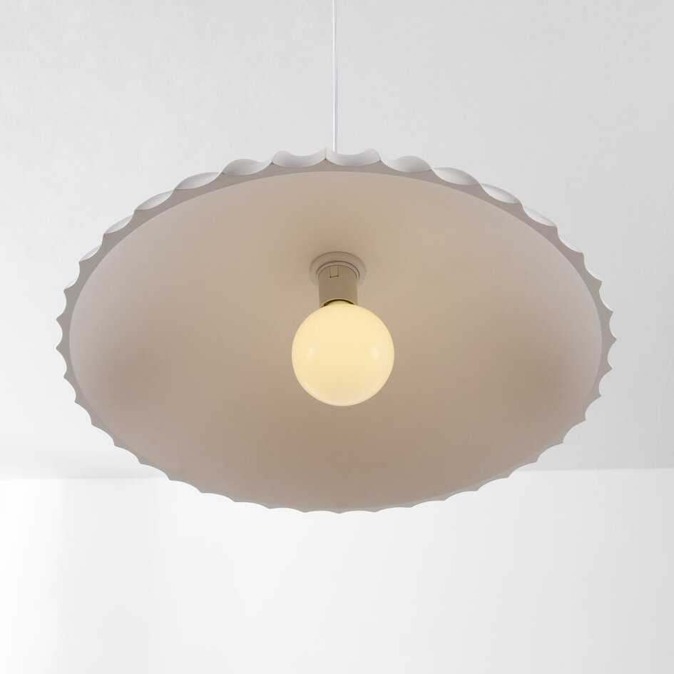 Geribbelde hanglamp Olea met matte krijtlook (Gesso afwerking)