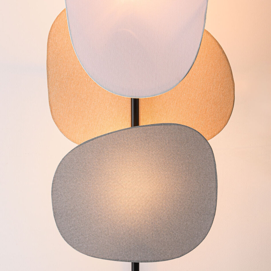 Vloerlamp Velore met naturel linnen kappen in zachte, lichte tinten