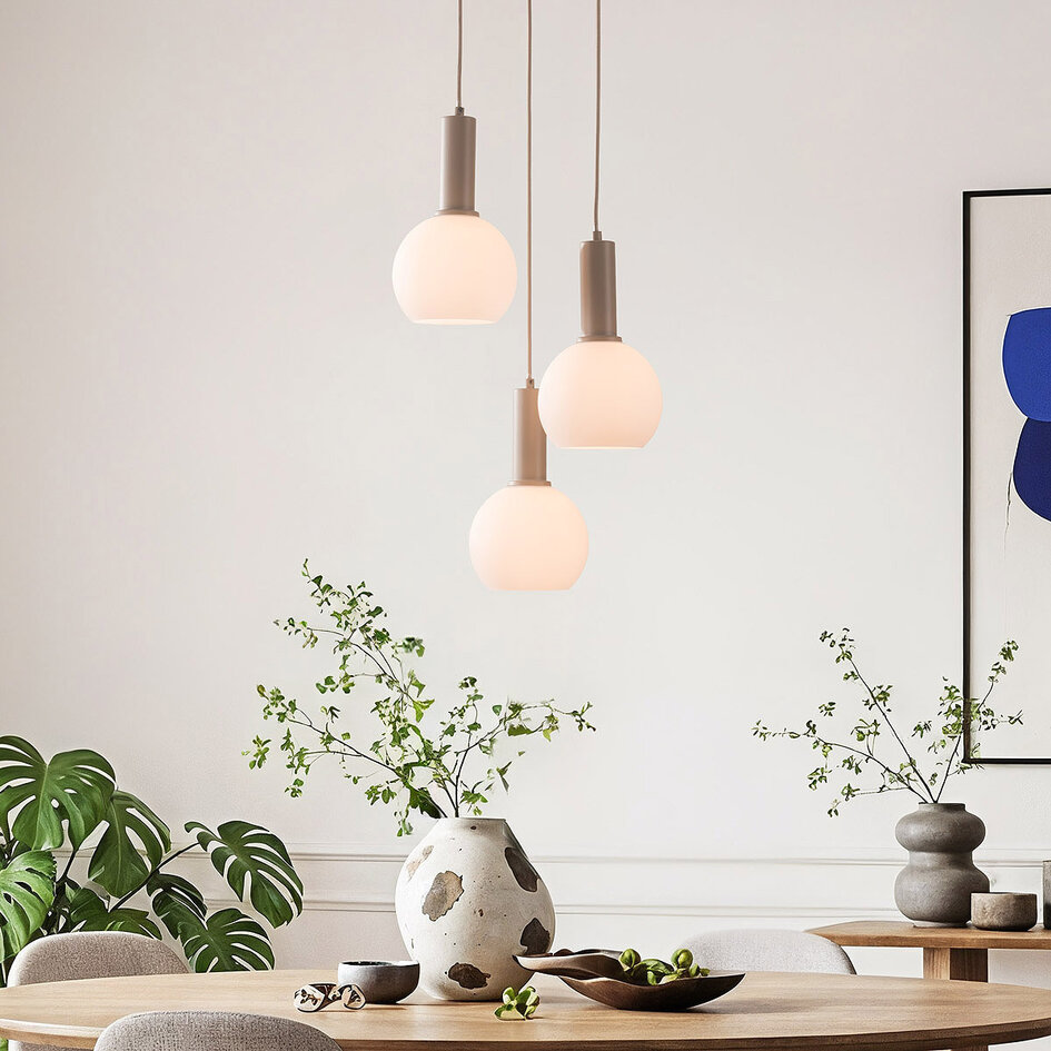 3-lichts beige hanglamp Imme met melkwitte glazen kappen