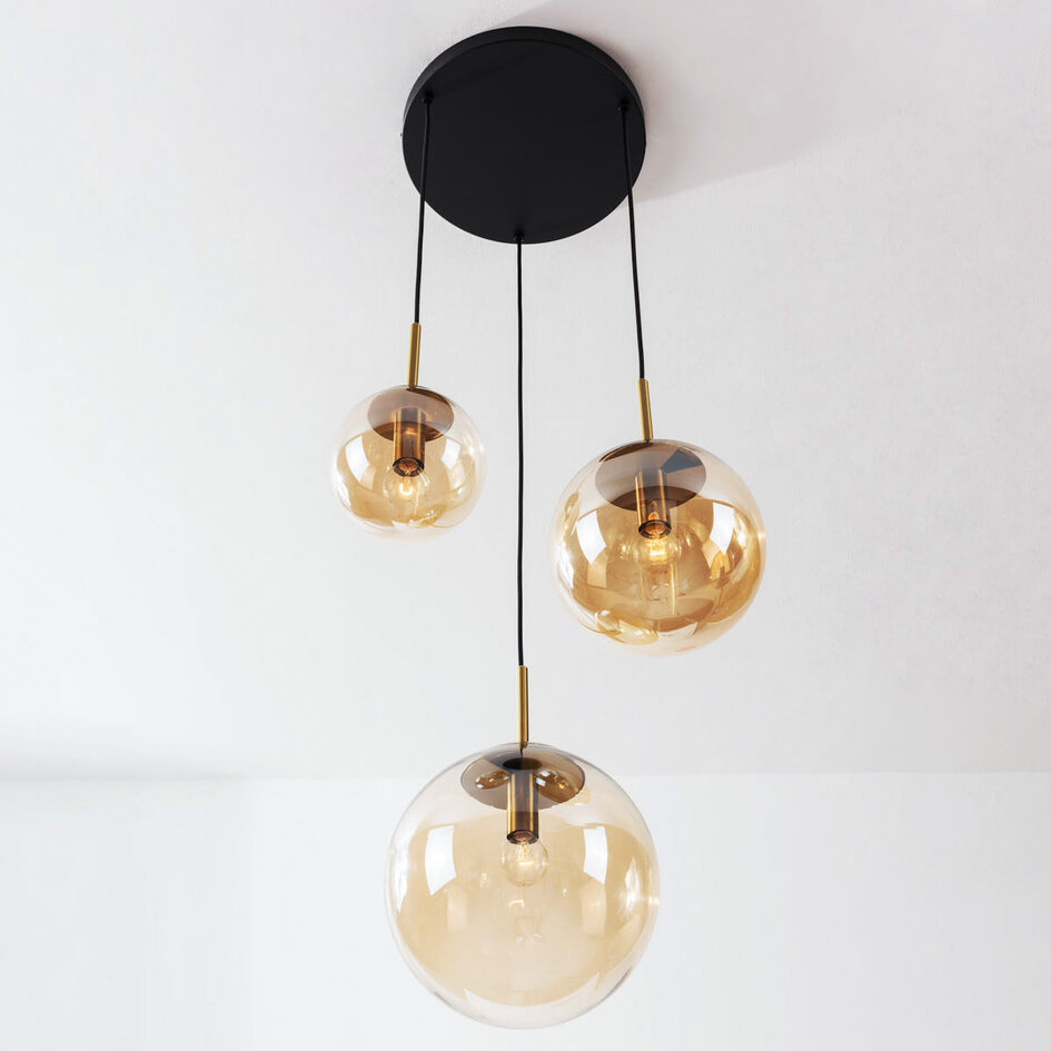 Hanglamp Marui met drie amber glazen bollen en gouden accenten