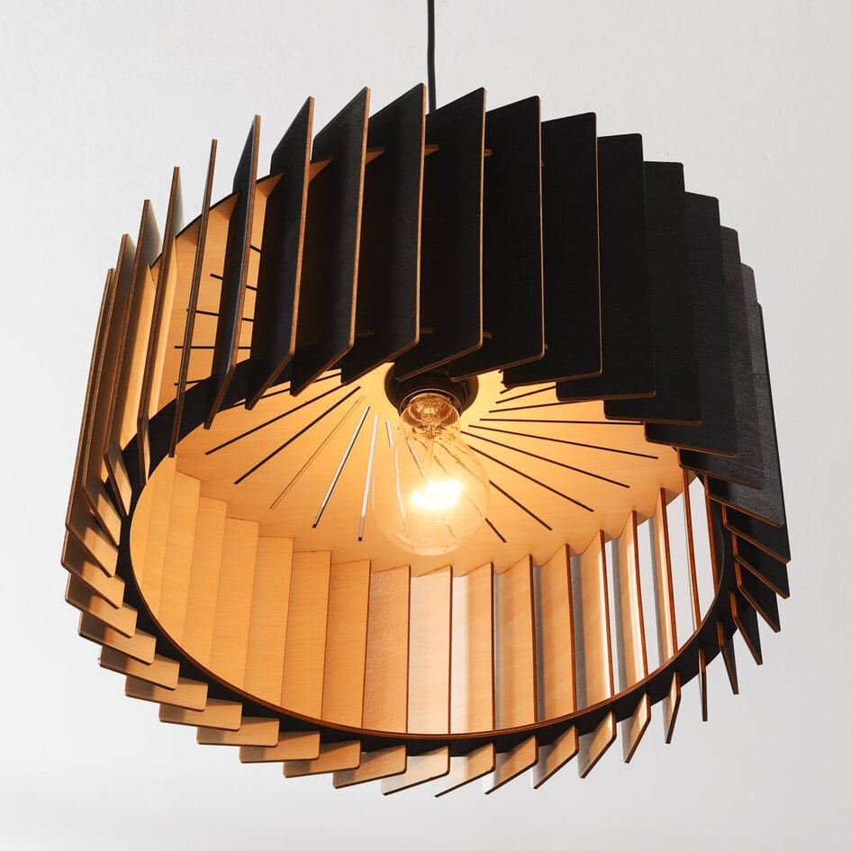 Hanglamp Vyra van zwart hout met natuurlijke binnenkant