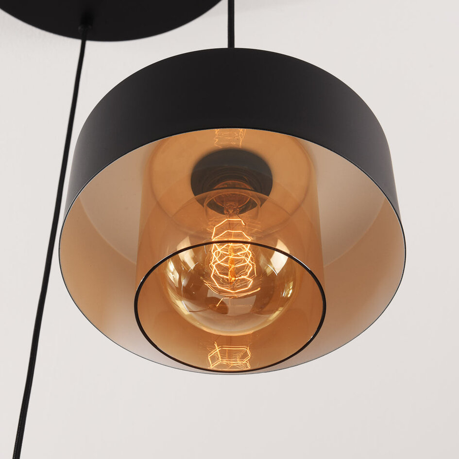 3-lichts hanglamp Ferra in zwart met amber glas en messing details