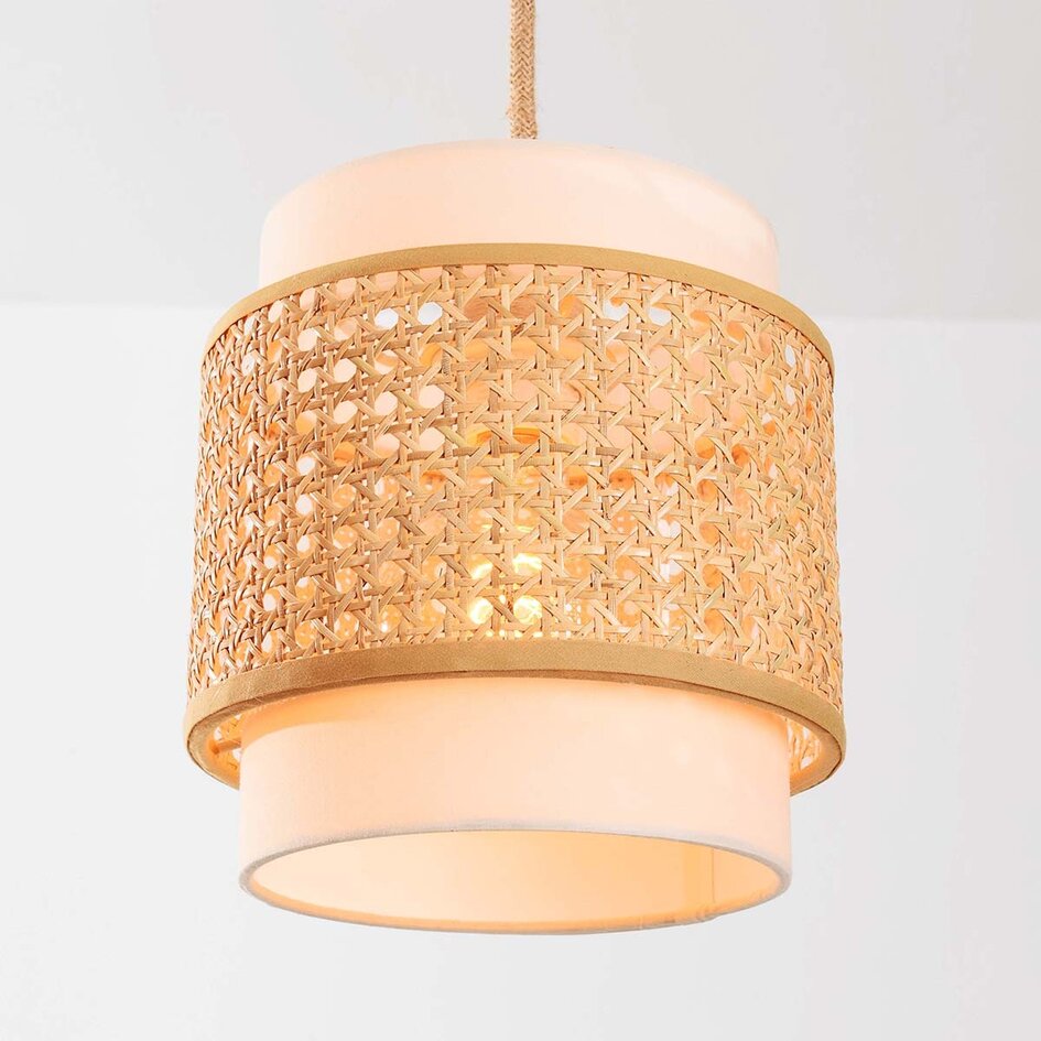 Hanglamp Bris van rotan met drie crème stoffen binnenkappen