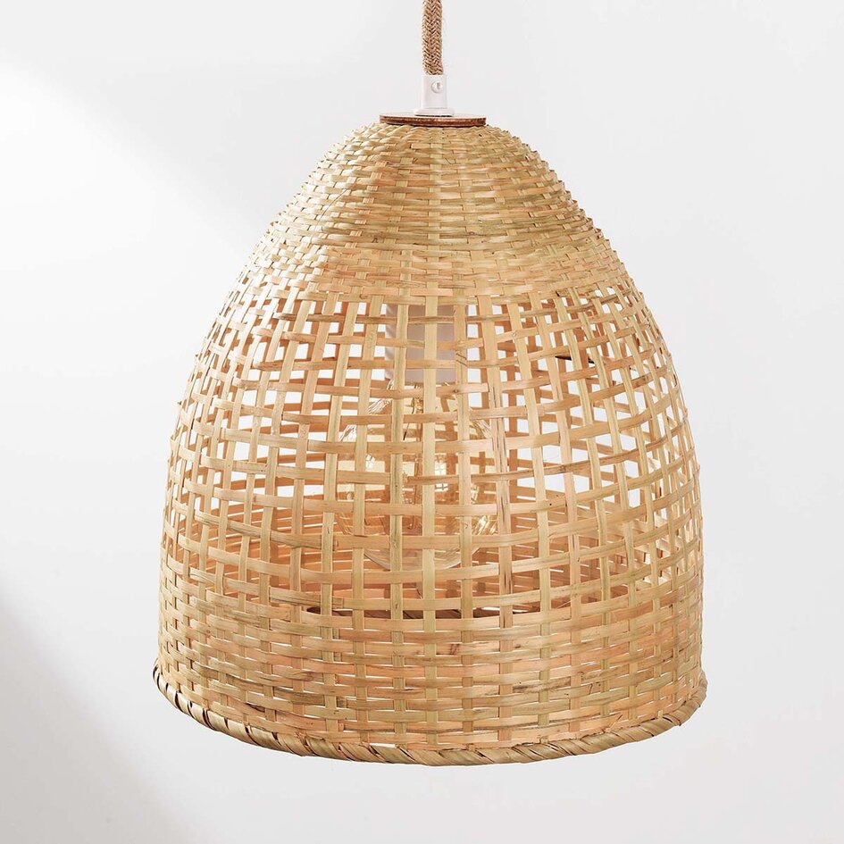 Hanglamp Aska van rotan met drie natuurlijke, handgevlochten kappen en houten plafondplaat