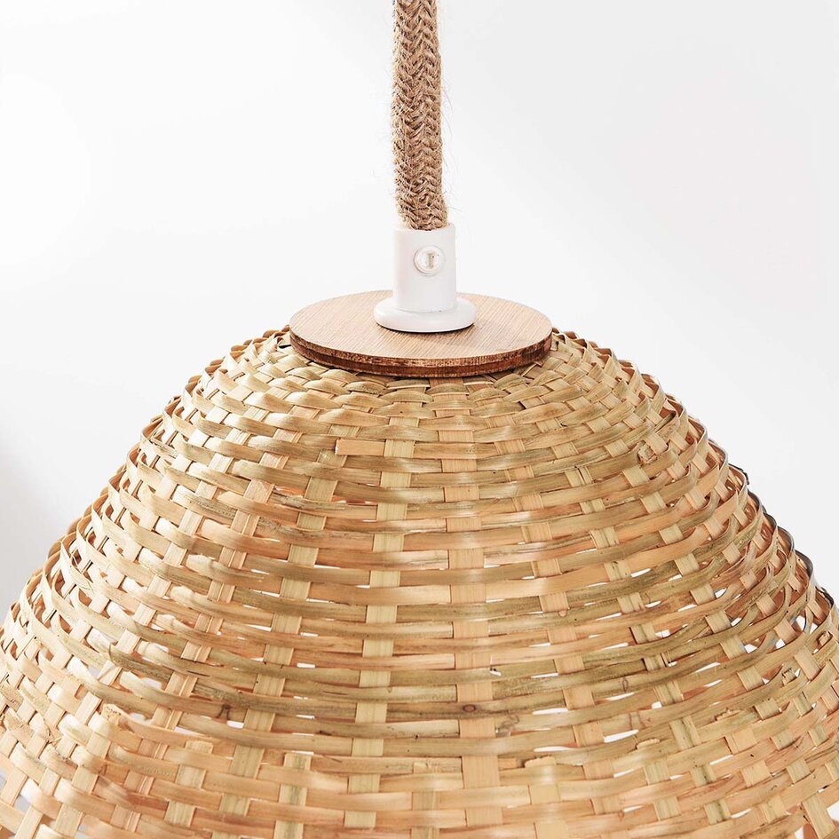 Hanglamp Aska van rotan met drie natuurlijke, handgevlochten kappen en houten plafondplaat