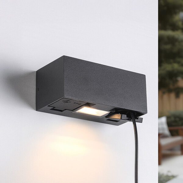 Buiten wandlamp Fora met LED, 2 stopcontacten en schemerschakelaar – zwart