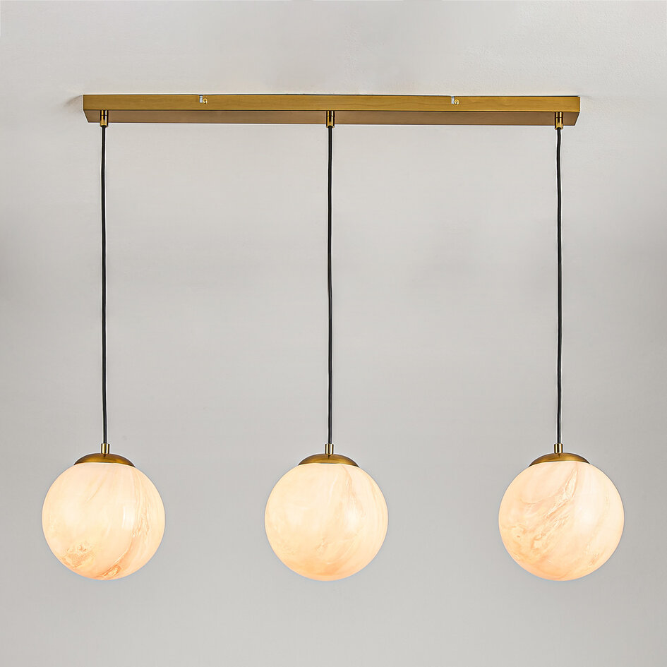 Hanglamp Tessra met drie marmerlook bollen en messing gouden accenten