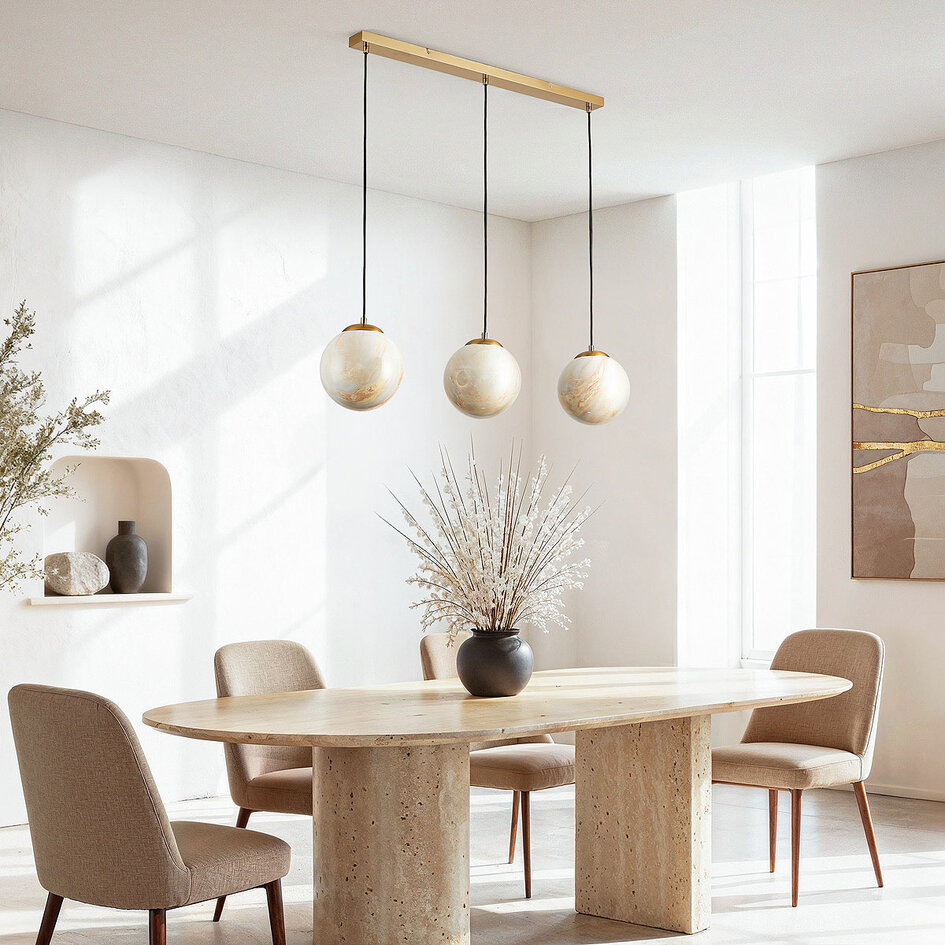 Hanglamp Tessra met drie marmerlook bollen en messing gouden accenten