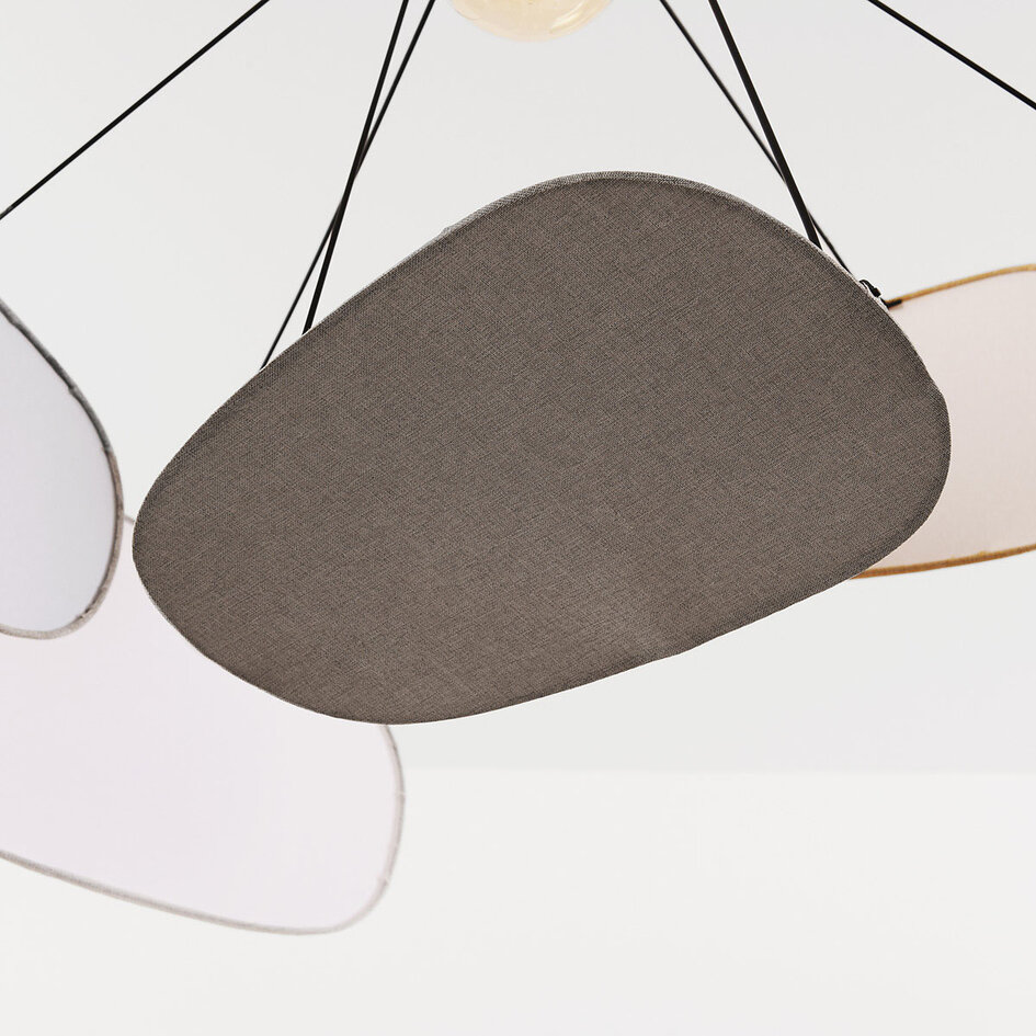 Design hanglamp Zandor met luchtige linnen kappen in zachte tinten