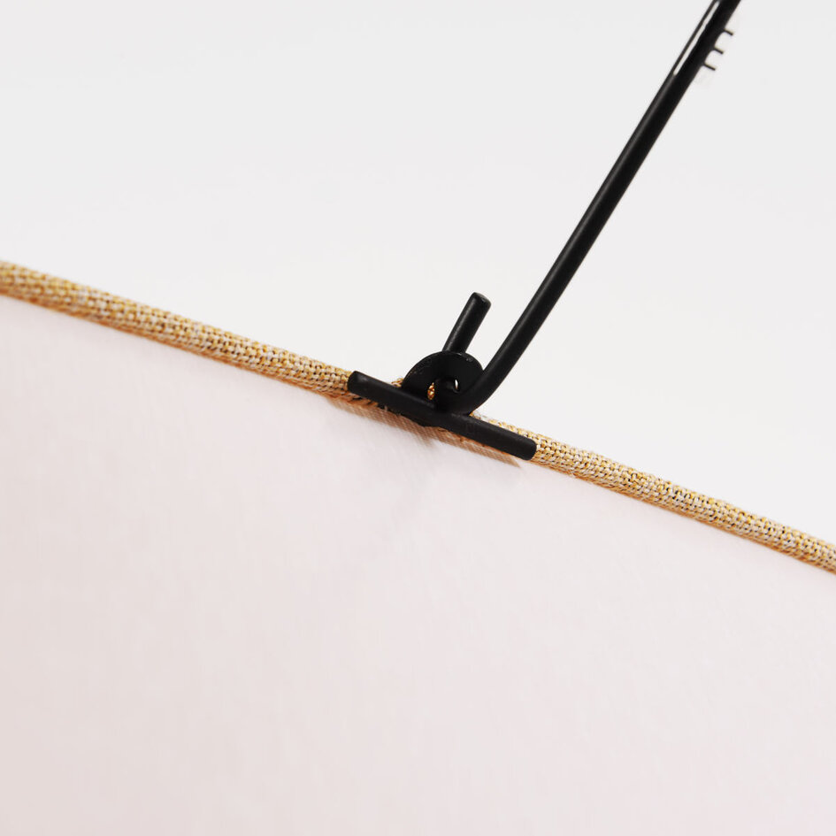 Design hanglamp Zandor met luchtige linnen kappen in zachte tinten