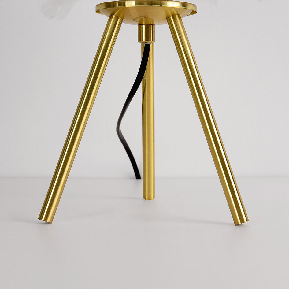 Tafellamp Saphira met witte veren en goudmessing voet