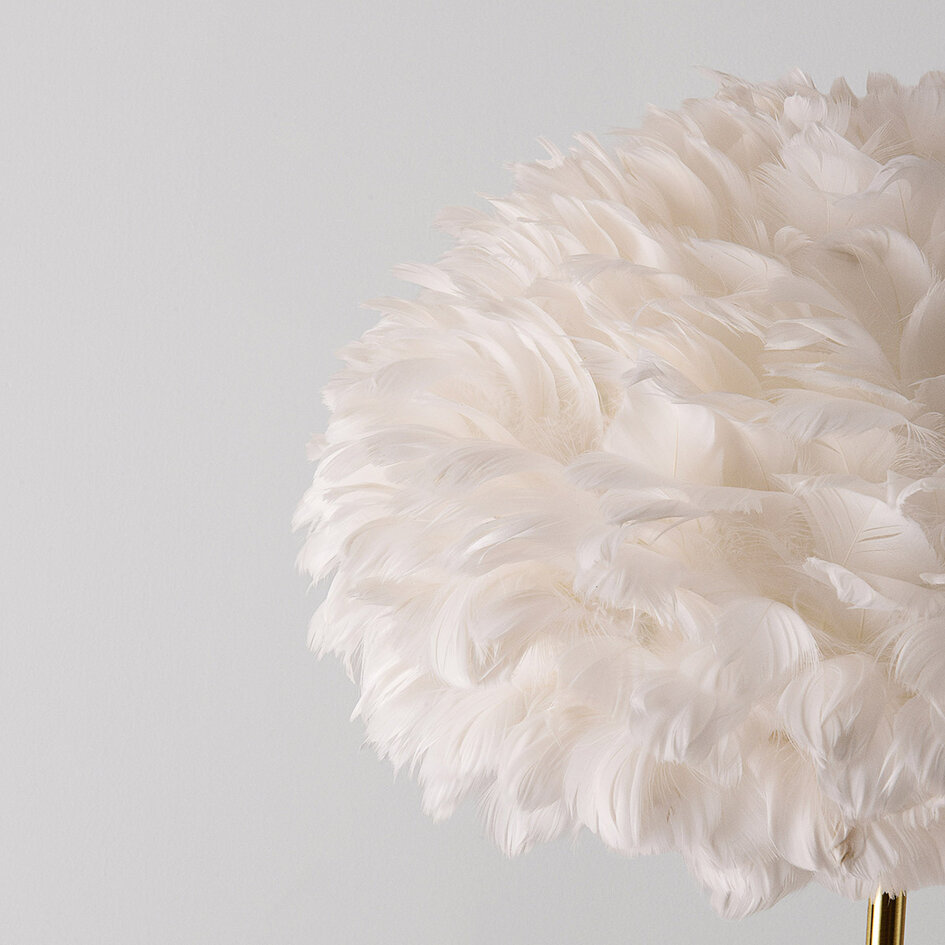 Design vloerlamp Evania met witte veren en goudmessing voet