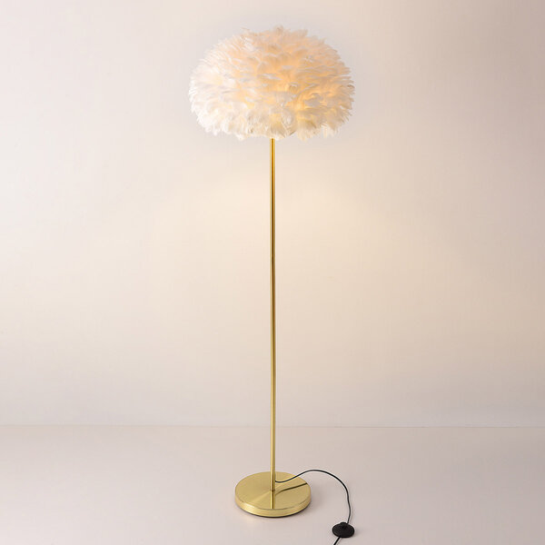 Design vloerlamp Evania met witte veren en goudmessing voet