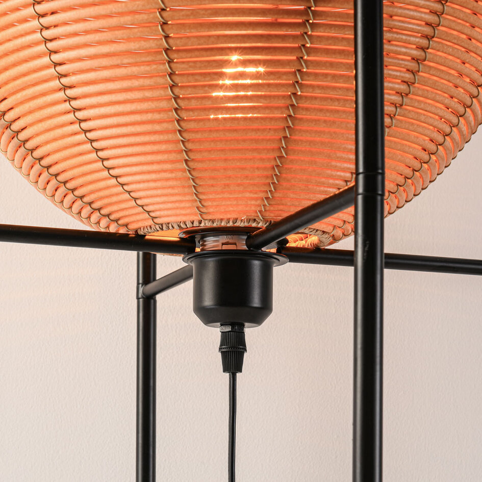 Zwarte vloerlamp Alera met rotanlook