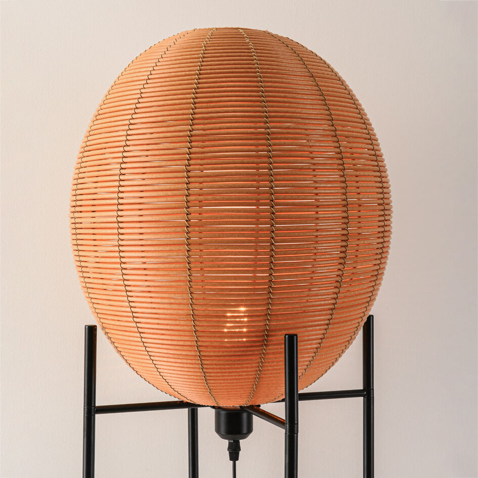 Zwarte vloerlamp Alera met rotanlook