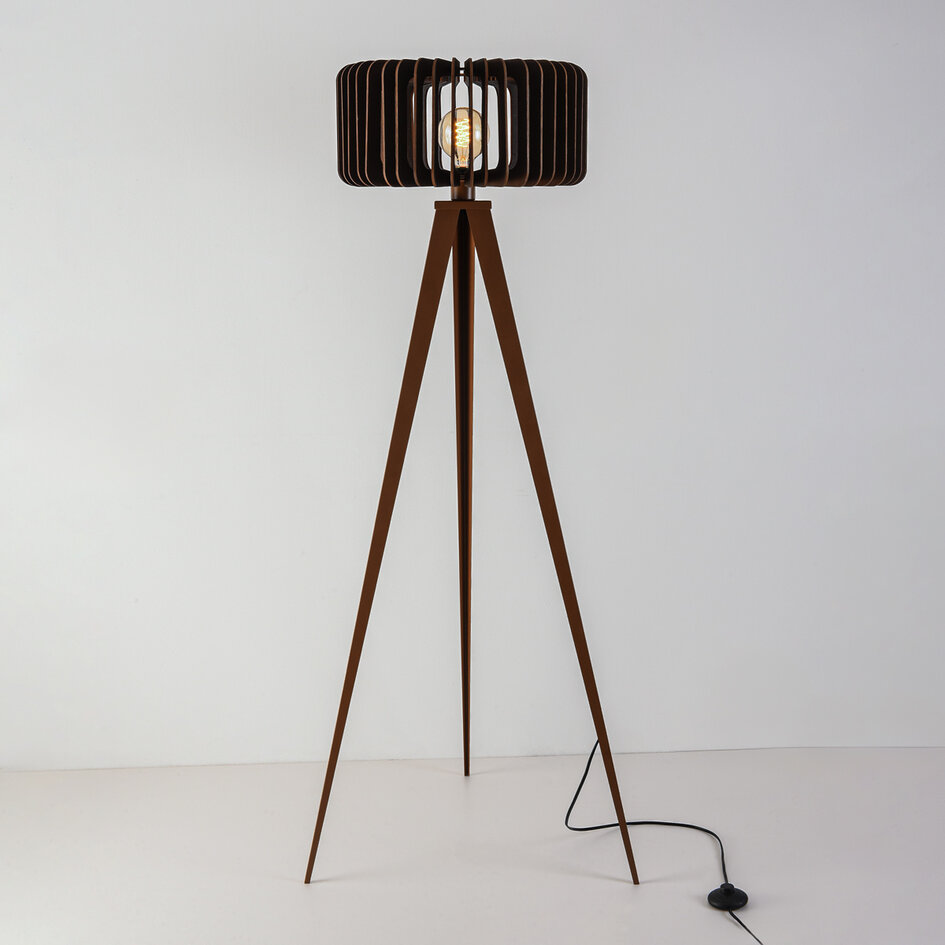 Vloerlamp Oakly met houten driepoot en lamellenkap in walnootlook