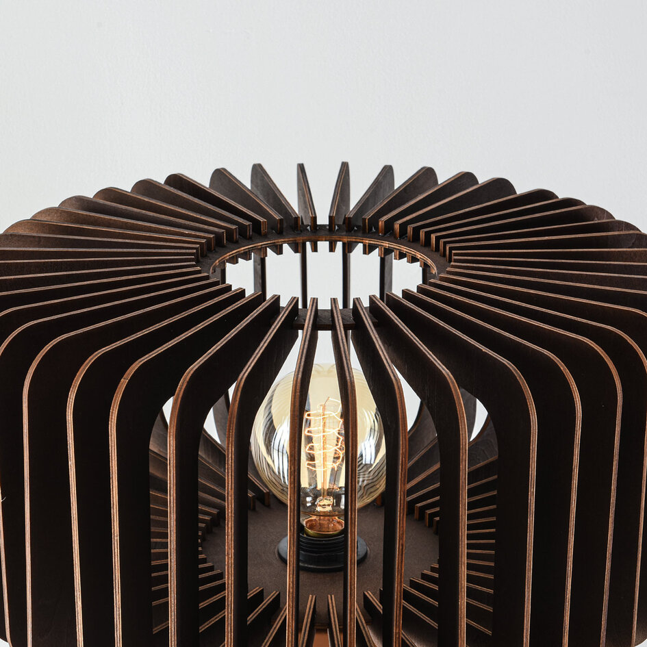 Vloerlamp Oakly met houten driepoot en lamellenkap in walnootlook