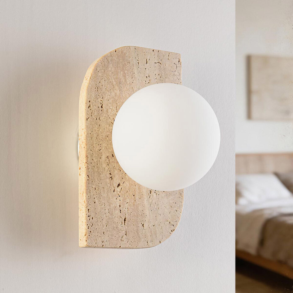 Wandlamp Artea van travertin (natuursteen) met glazen bol