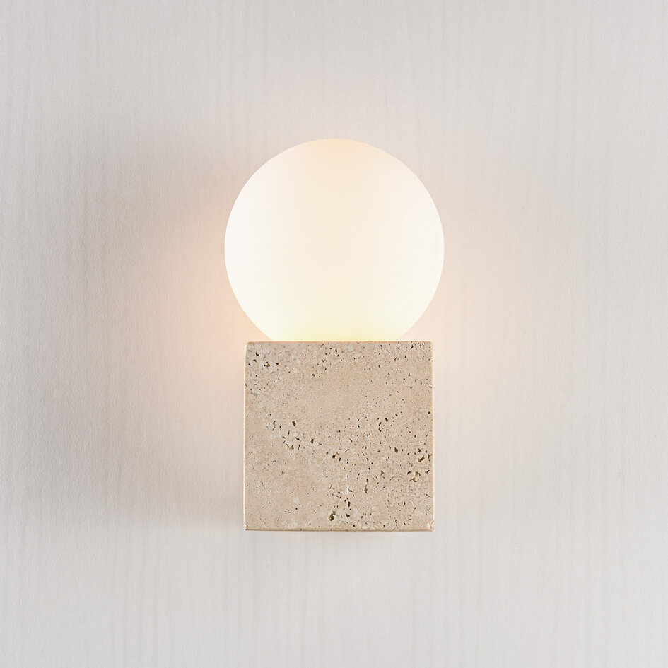 Wandlamp Marno vierkant van travertin (natuursteen) en melkwit glas