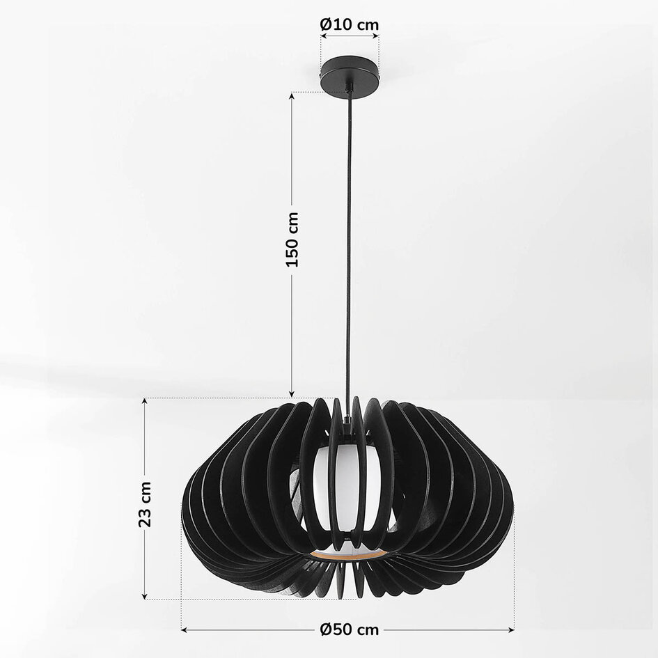 Houten hanglamp Rorka met zwarte lamellen, open ronde vorm en diffuser